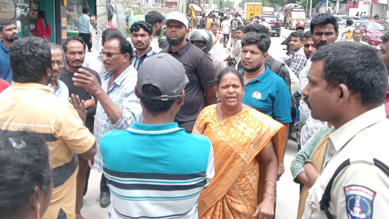 Bulldozers | పేదల బతుకులపైకి బుల్డోజర్లు..జేసీబీకి అడ్డంగా పడుకున్న బాధితులు