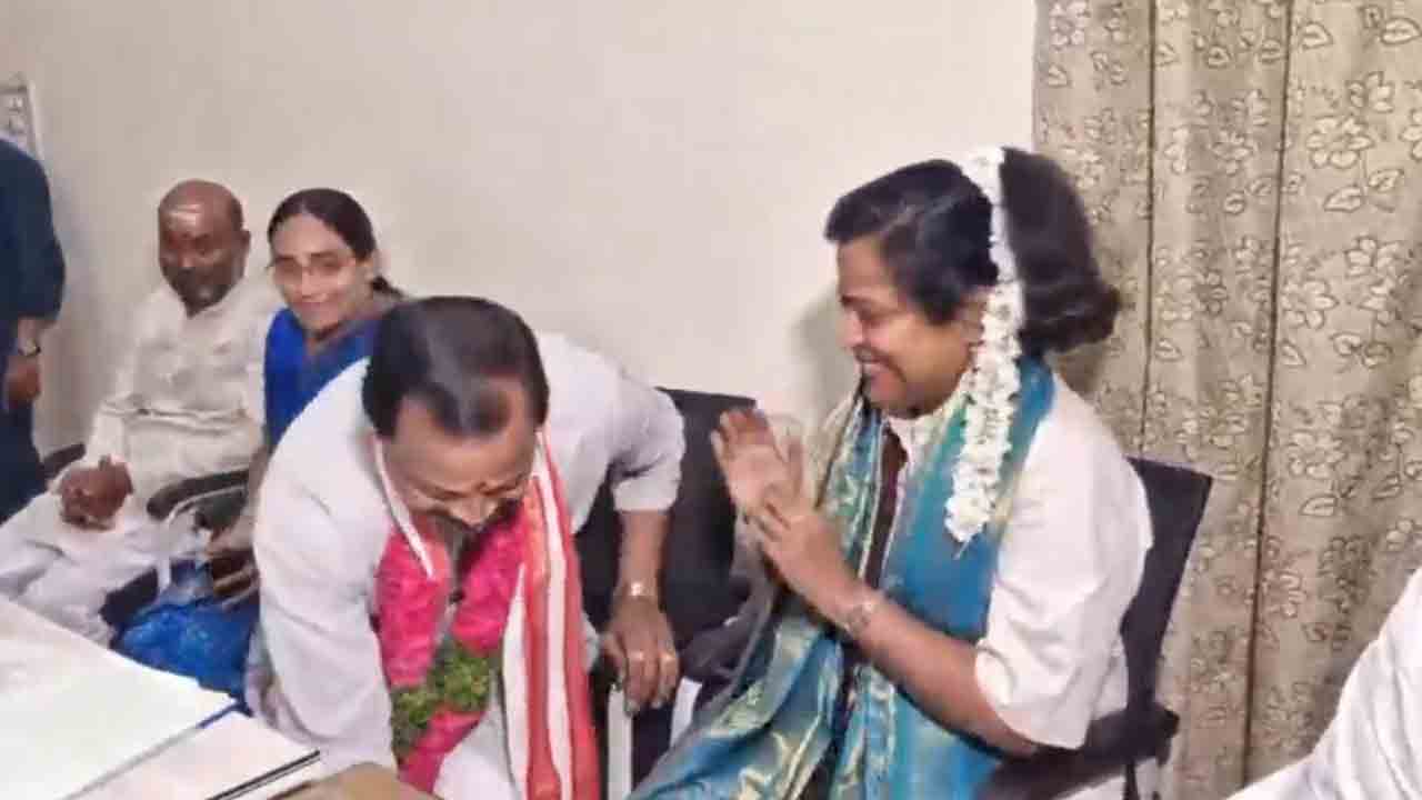 Kota Neelima | ఉజ్జయిని మహంకాళి బోనాల ఉత్సవ కమిటీతో కాళ్లు మొక్కించుకున్న కోట నీలిమ.. వీడియో