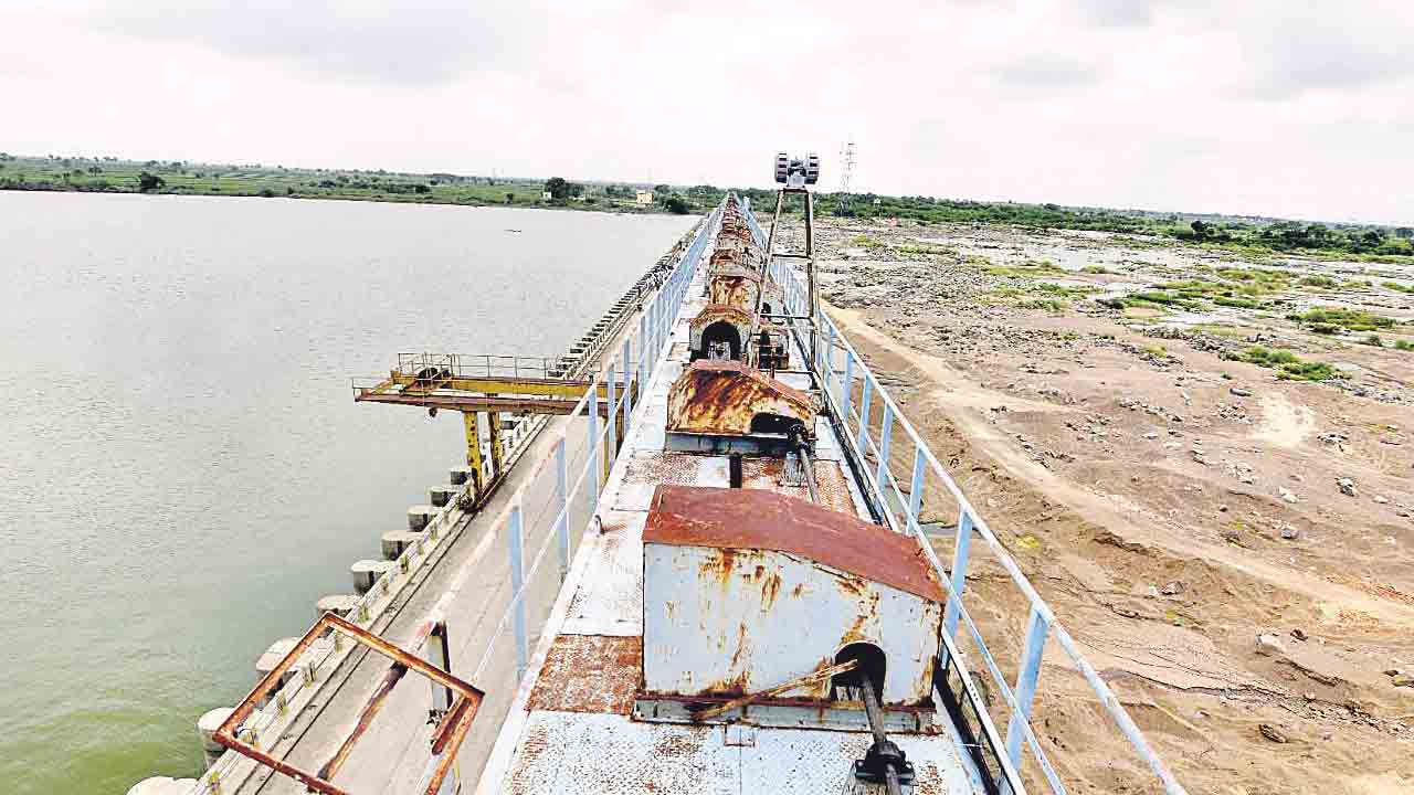 కర్ణాటకలో నీళ్లు.. తెలంగాణలో బీళ్లు