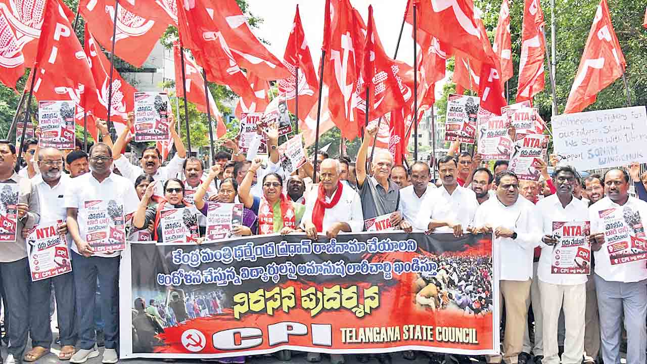 కేంద్రం అరాచకాలకు కోర్టులు సమాధానం చెప్పాలి