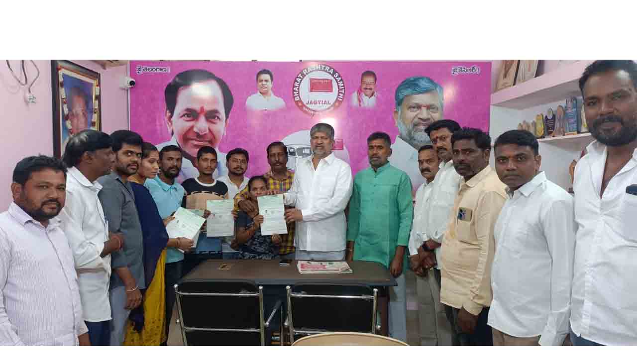 CM Relief Fund । సీఎం సహాయ నిధి చెక్కులను అందజేసిన ఎమ్మెల్సీ ఎల్ రమణ