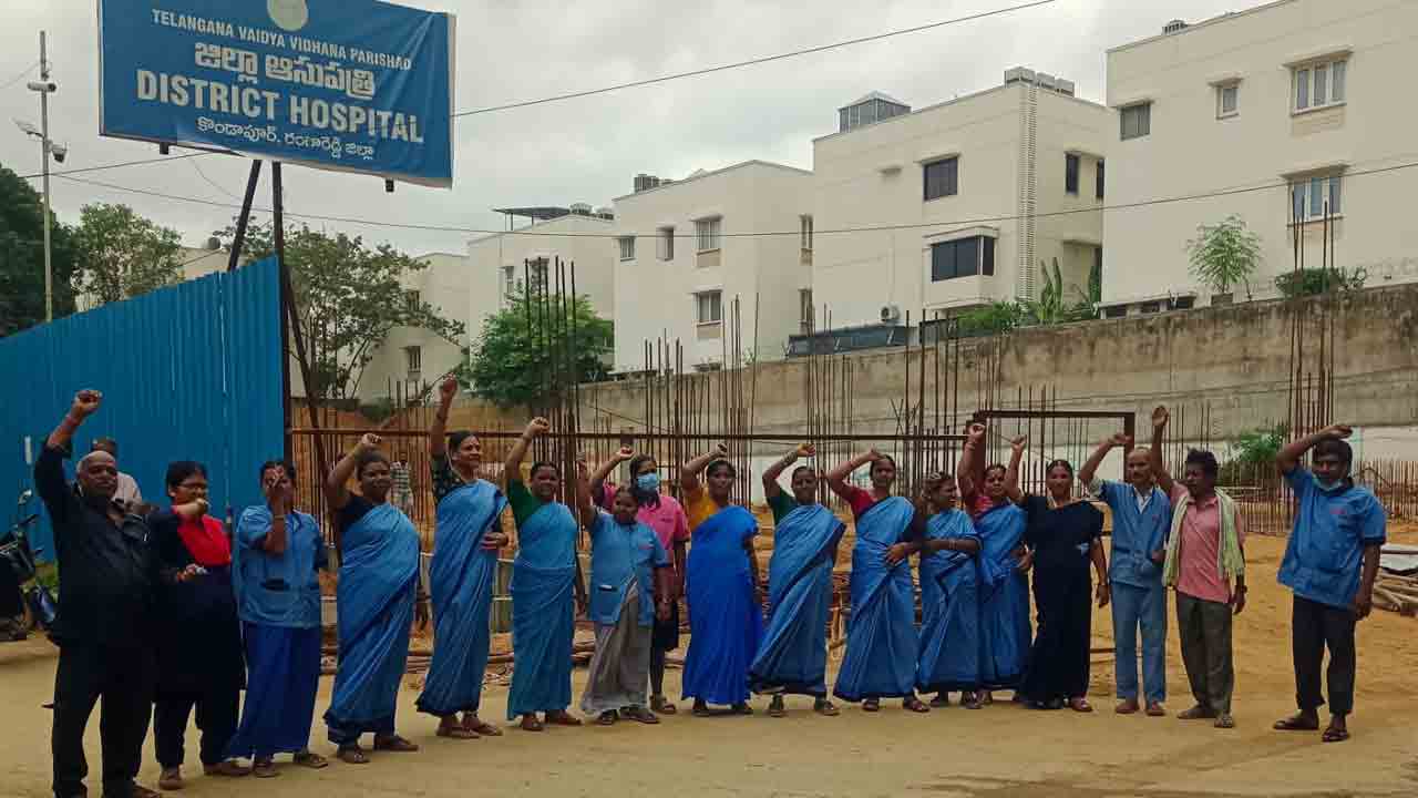 Labourers Protest | మాకు జీతాలు ఇవ్వడం లేదు.. రంగారెడ్డి జిల్లా దవాఖానలో కార్మికుల ఆందోళన