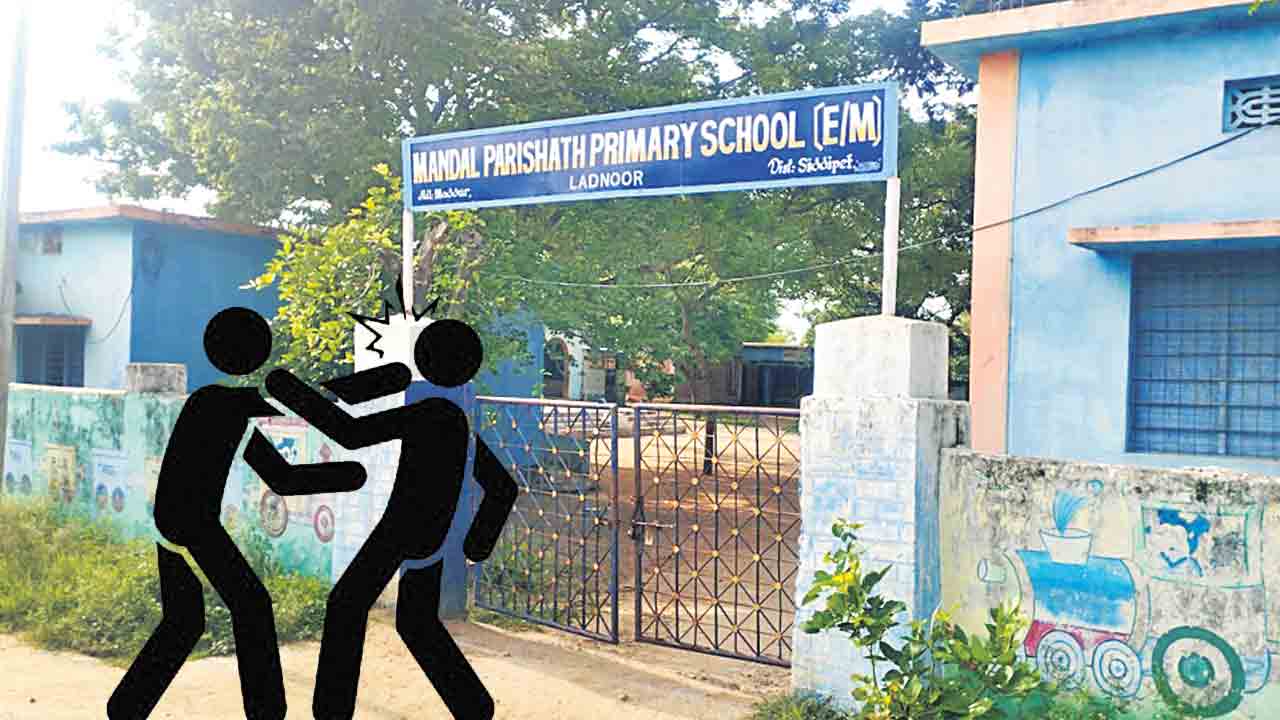 ఉపాధ్యాయుల డిష్యుం..డిష్యుం!