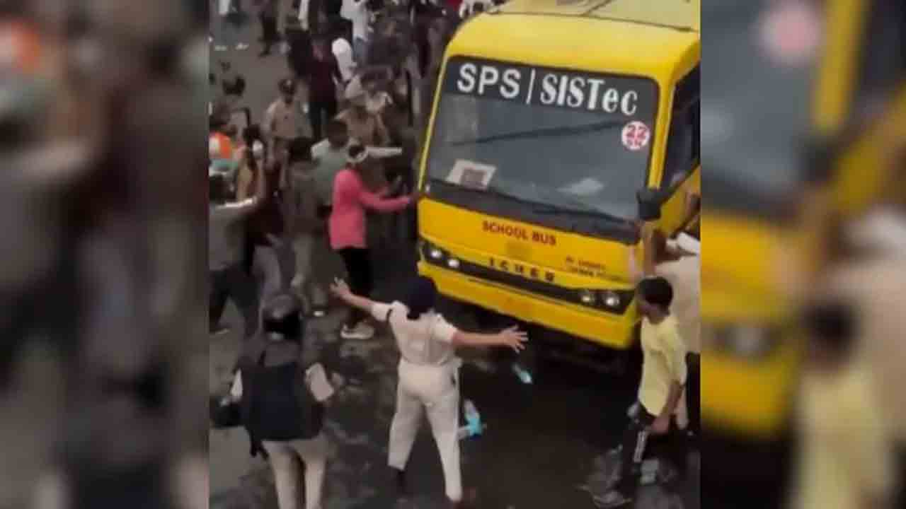 Watch: రైతుల నిరసన సందర్భంగా.. ధైర్యంగా బస్సు ముందు నిల్చొన్న మహిళా పోలీస్