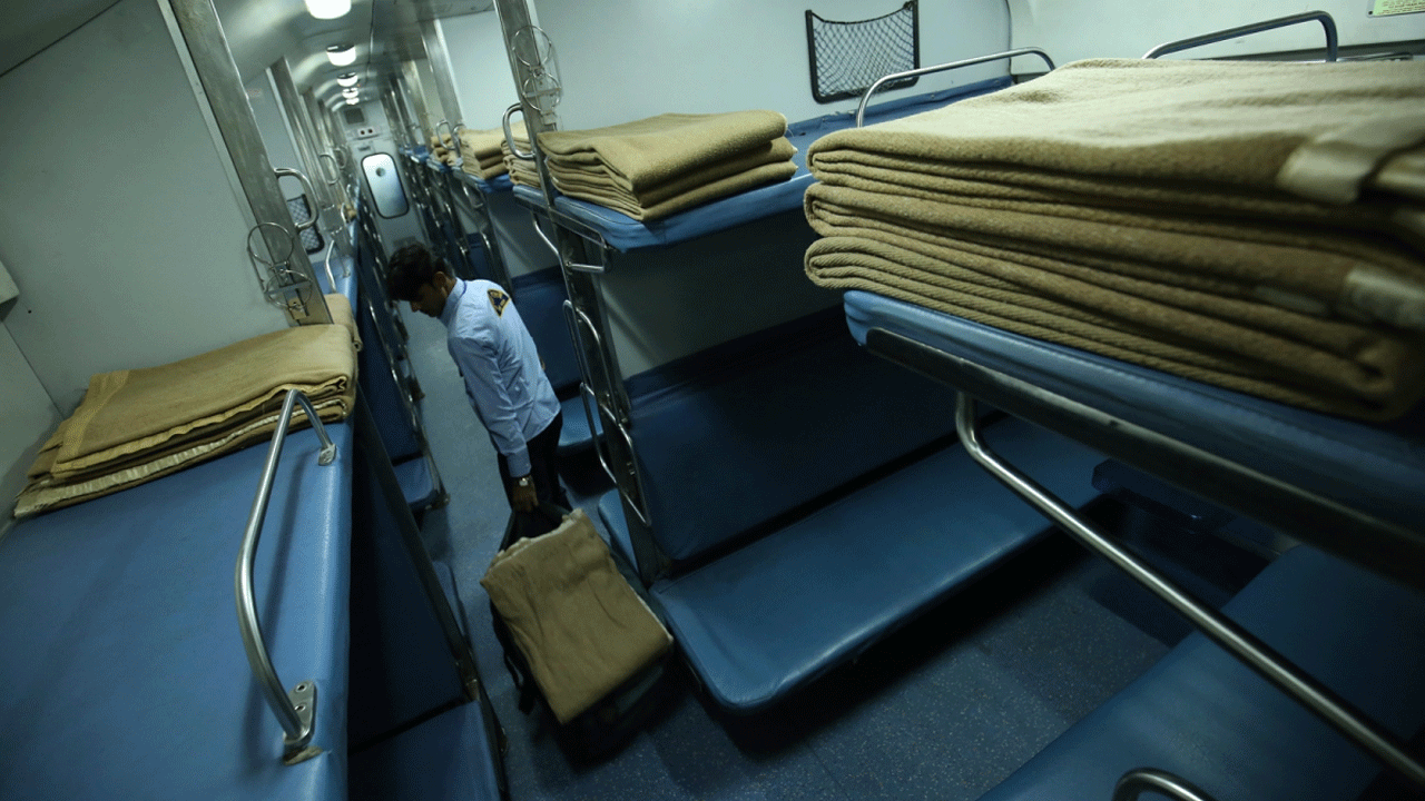 Indian Railways | రైళ్ల‌లో 1.27 కోట్ల ట‌వ‌ల్‌లు, దుప్ప‌ట్లు చోరీ.. వాటి విలువ ఎన్ని కోట్లో తెలుసా..?