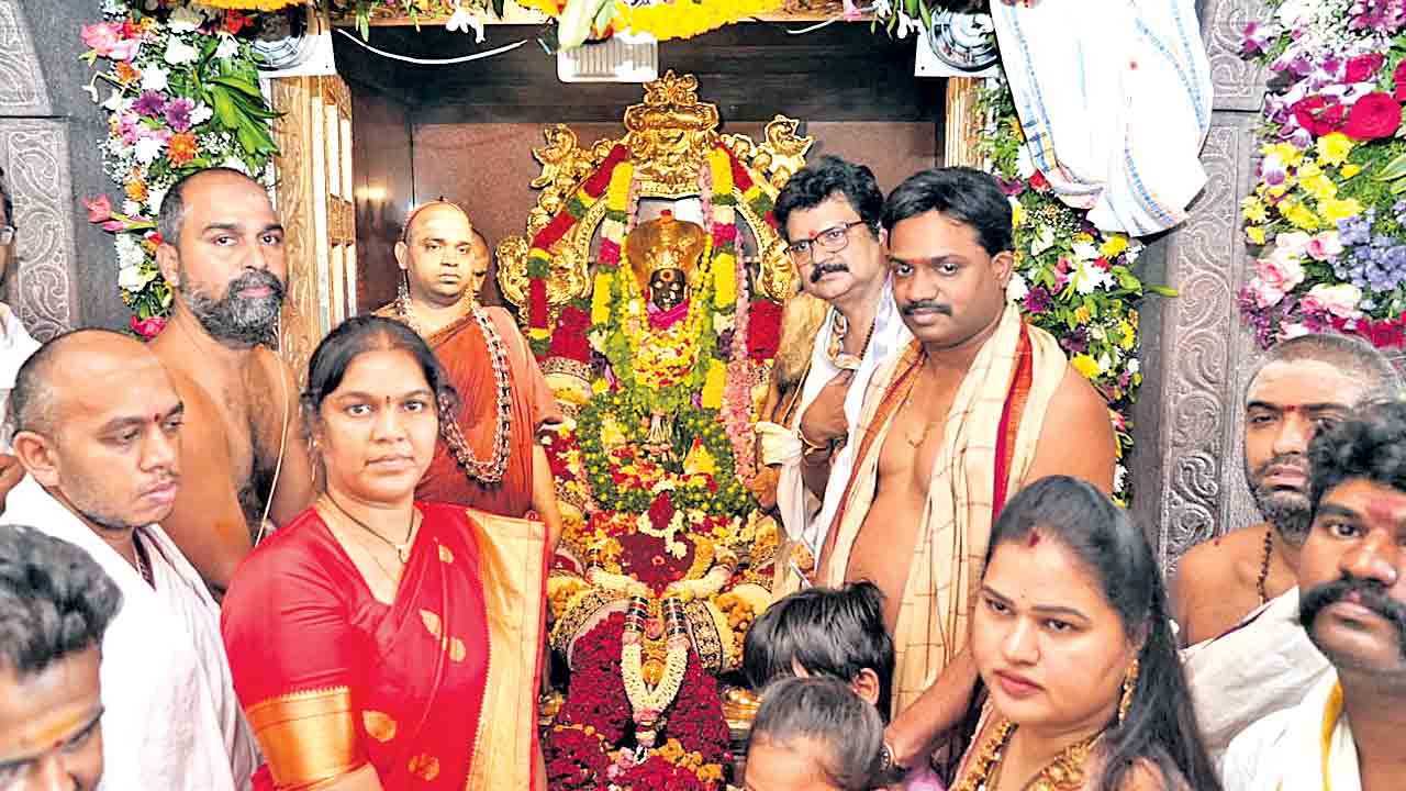 అలంపూర్‌కు ఆధ్యాత్మిక శోభ.. జోగుళాంబ ఆలయంలో శ్రీచక్ర ప్రతిష్ఠాపన