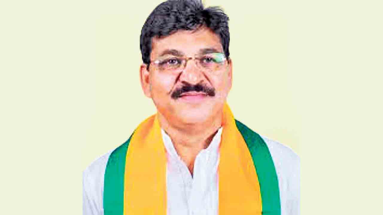 కాంగ్రెస్‌ నేతల చైన్లు లాగేసుకోండి