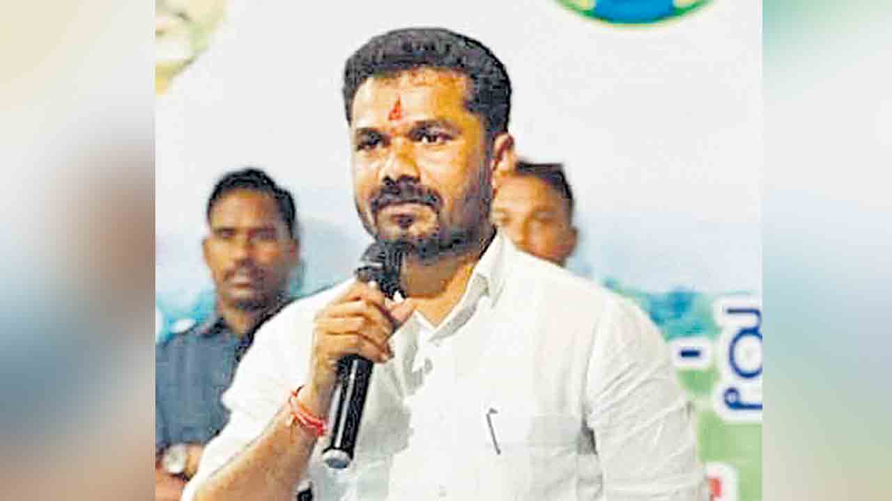 ఇసుక తీసుకురండి.. ఎవడు అడ్డొస్తాడో చూసుకుందాం!