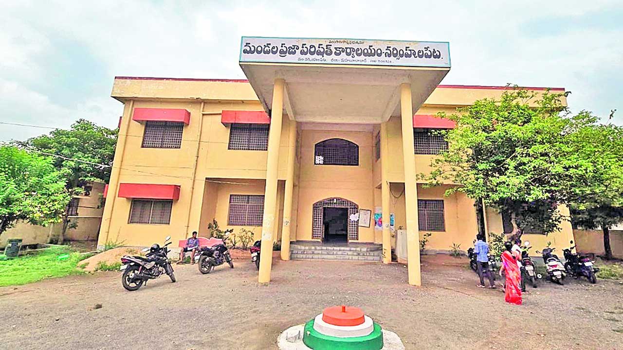 నిధులే లేవు.. సమావేశాలెట్లా?