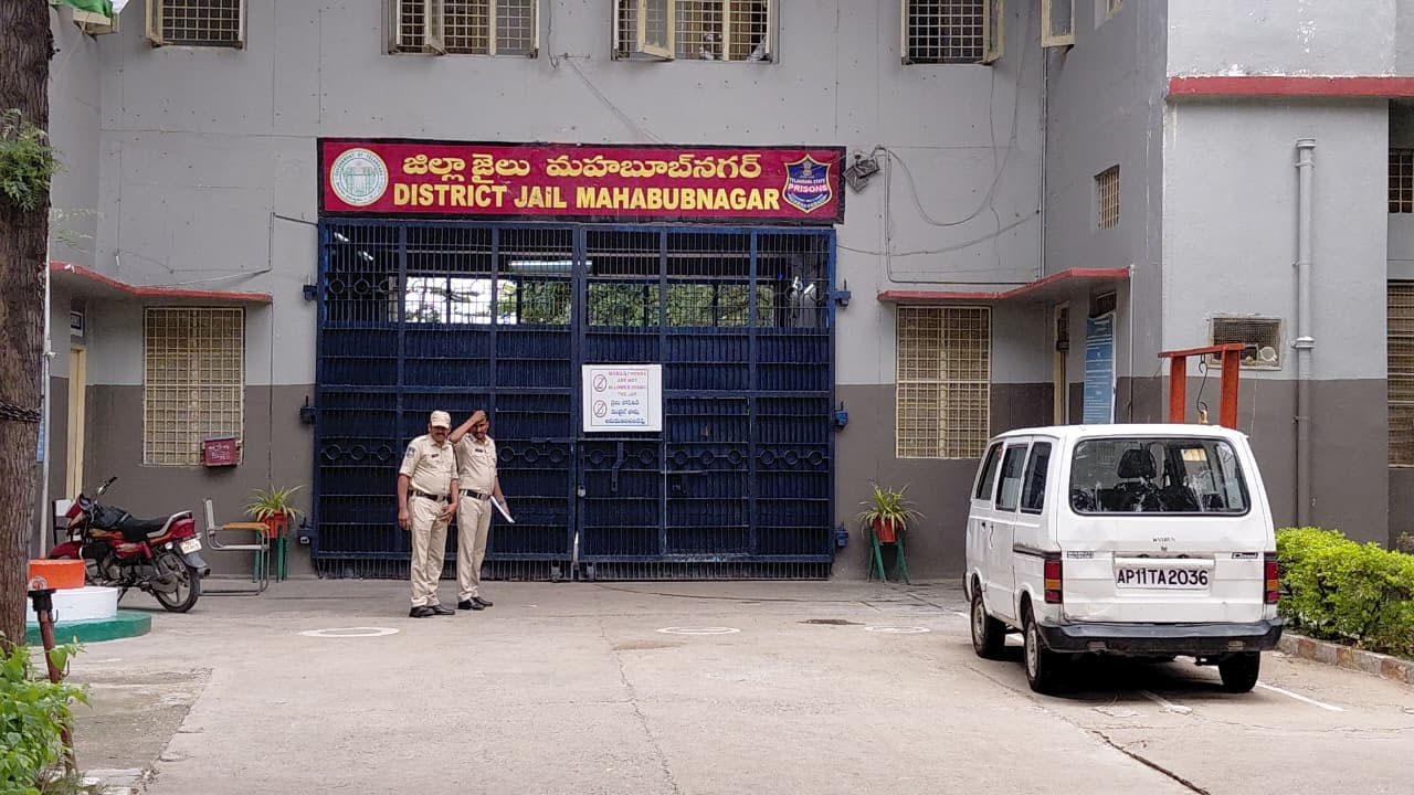 Accused Escape | టవాళ్ల సహాయంతో జైలు నుంచి పోక్సొ నిందితుడు పరారీ.. విస్తృతంగా పోలీసుల గాలింపు   POCSO accused escapes from jail with the help of towels..police launch extensive search