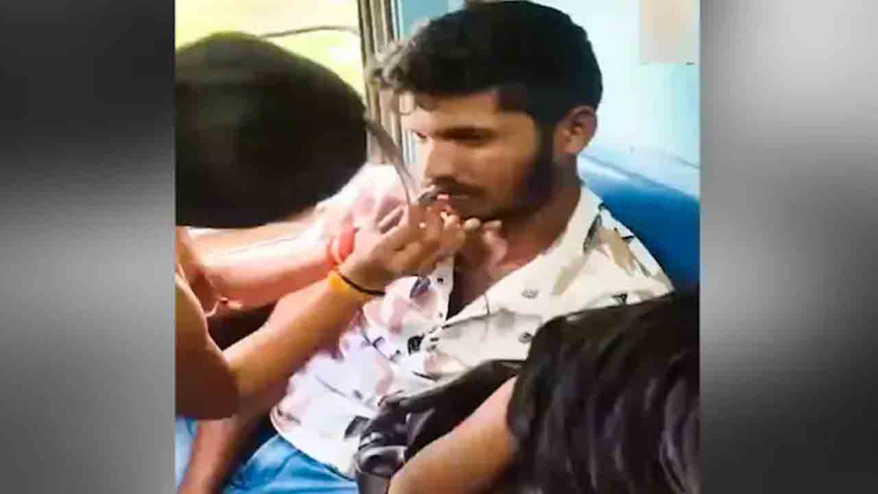 Watch: రైలులో మహిళను వేధించిన వ్యక్తి.. ఆమె ఎలా గుణపాఠం చెప్పిందంటే?