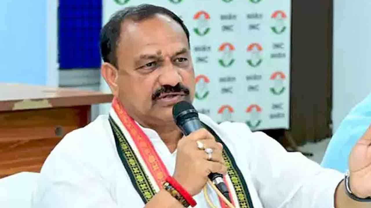 మహిళా రిజర్వేషన్ల కోసం ఒత్తిడి తేవాలి