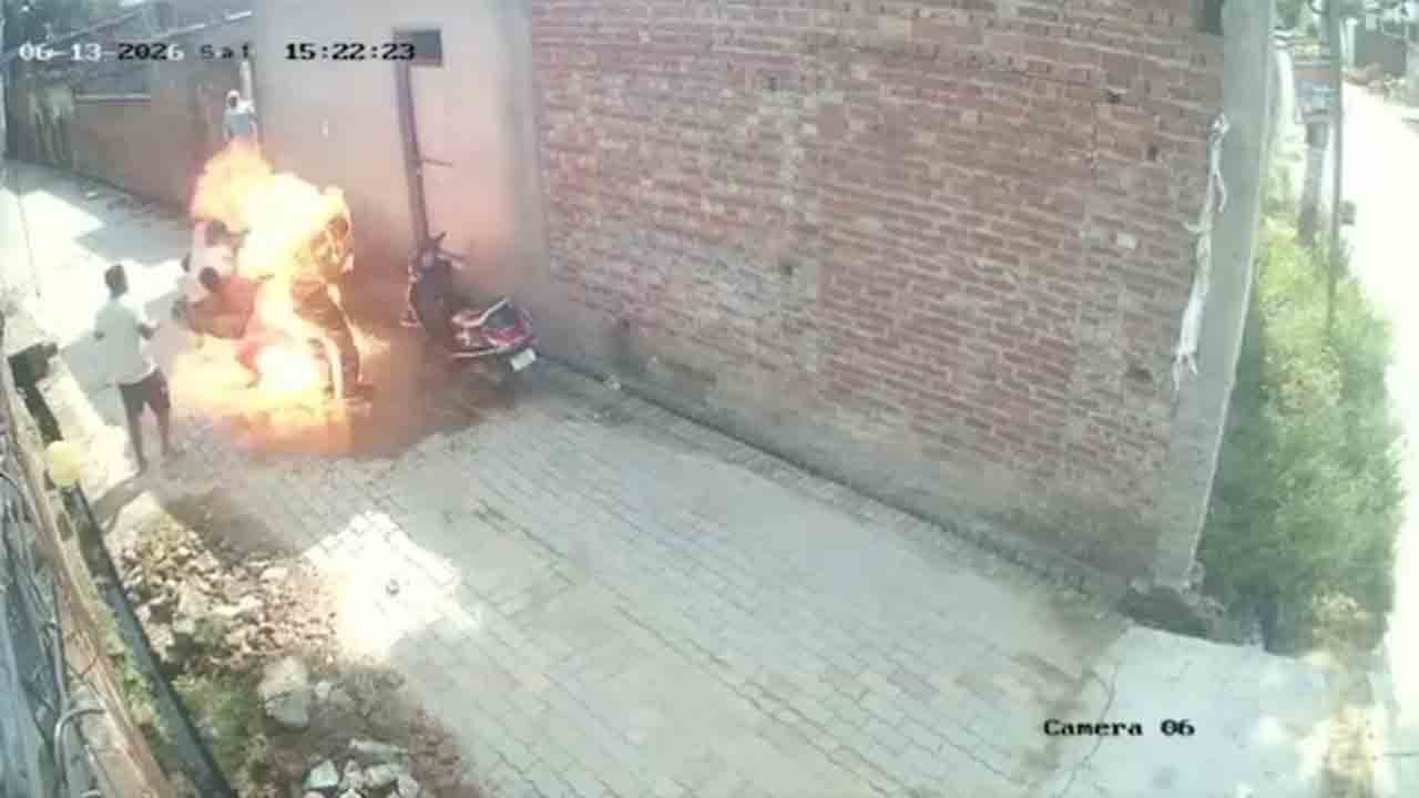 Man set on fire by brother-in-law | భార్య కోసం అత్త వారింటికి వెళ్లిన వ్యక్తి.. నిప్పంటించిన బావమరిది