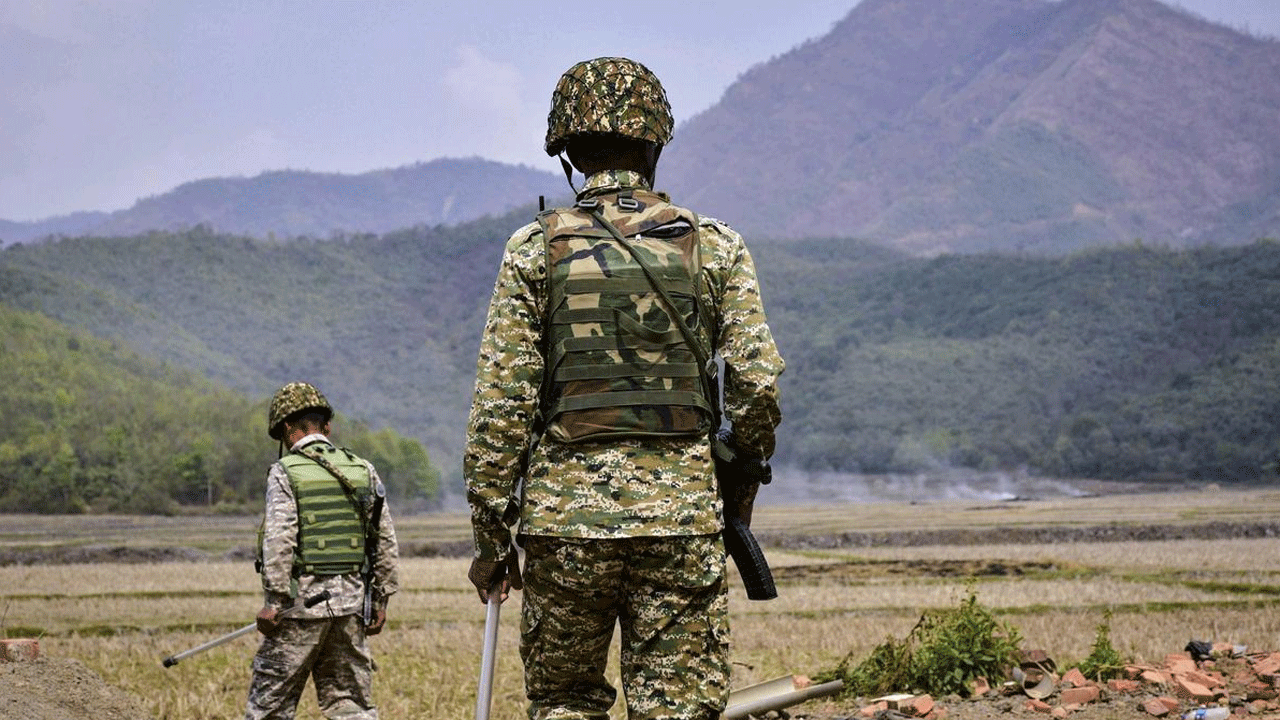 Manipur | మ‌ణిపూర్‌లో మ‌ళ్లీ తెగ‌ల మ‌ధ్య ఘ‌ర్ష‌ణ‌.. ఇర‌వైకిపైగా ఇళ్ల ద‌గ్ధం