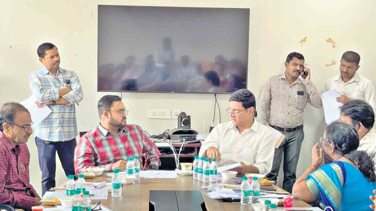 ఆధునిక వైద్య సేవలు అందించాలి