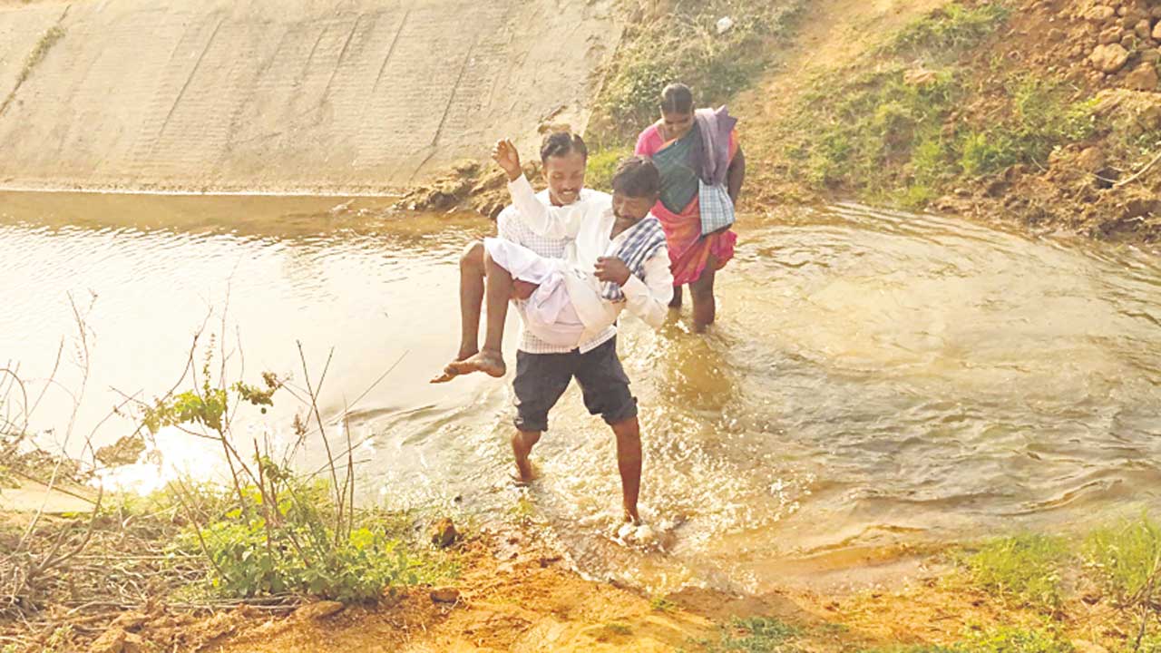 కాల్వ తీశారు.. వంతెన మరిచారు
