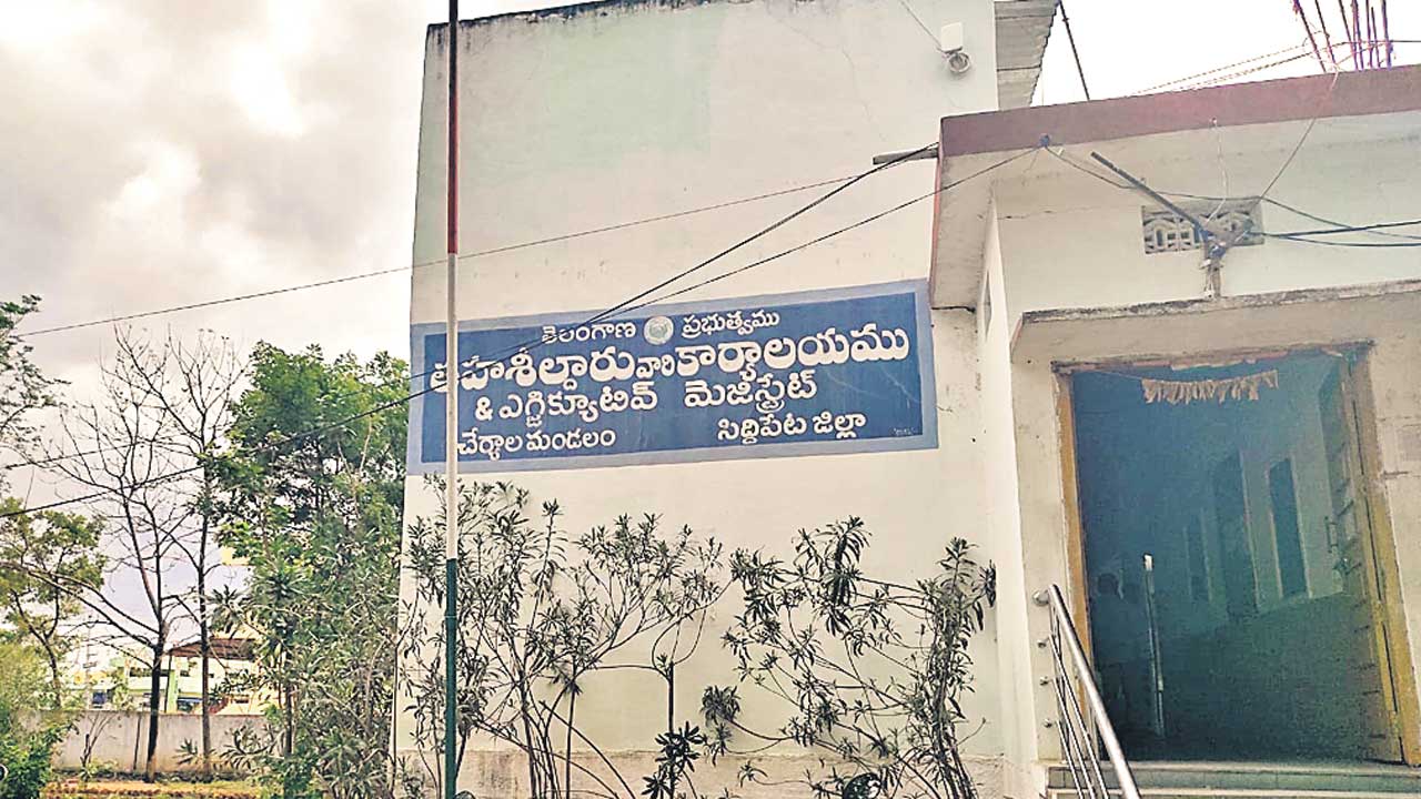 పెచ్చరిల్లుతున్న అవినీతి