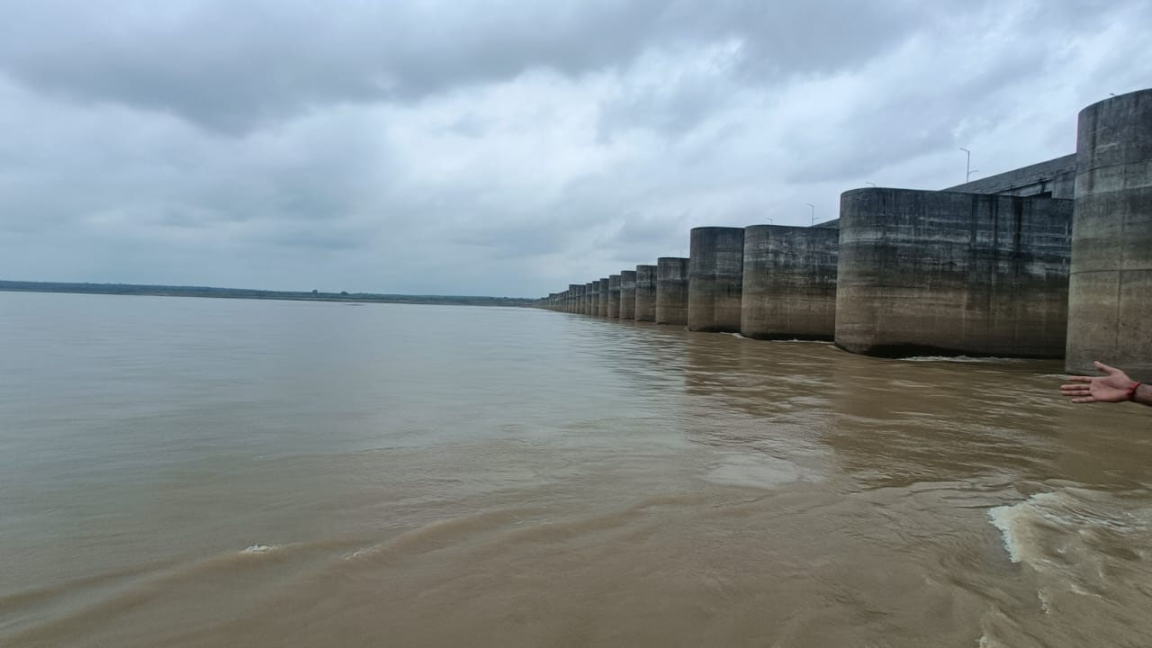 Medigadda Barrage | మేడిగడ్డకు పోటెత్తుతున్న వరద .. 85 గేట్లుఎత్తి దిగువకు నీటి విడుదల