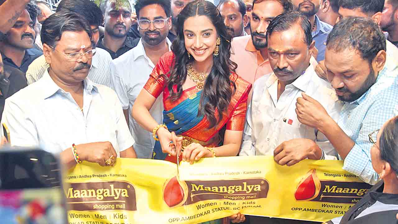 మాంగళ్య షాపింగ్‌ మాల్‌లో నటి మీనాక్షి సందడి