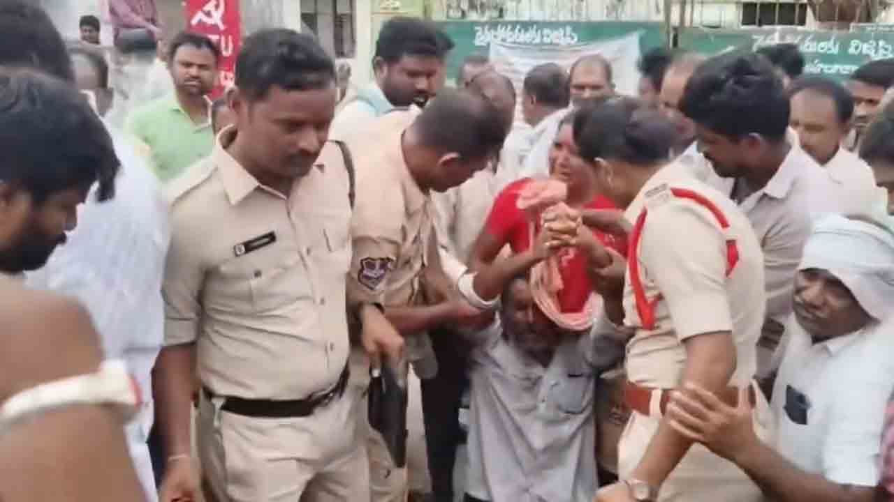 Mirchi Farmer | మిర్చి రైతుకు తప్పని తిప్పలు.. మార్కెట్‌ ఎదుట ఆత్మహత్యాయత్నం.. వీడియో