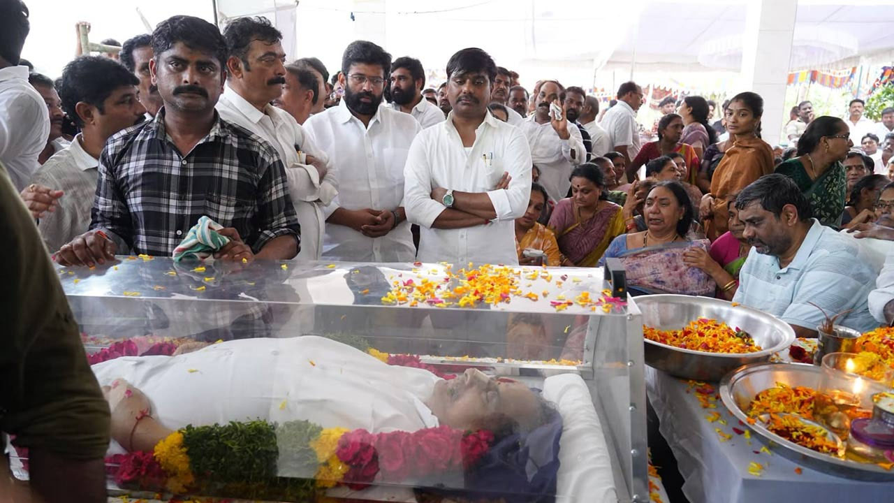 Mudragada | కిర్లంపూడిలో ముద్రగడ పాడెను మోసిన వైఎస్‌ జగన్‌