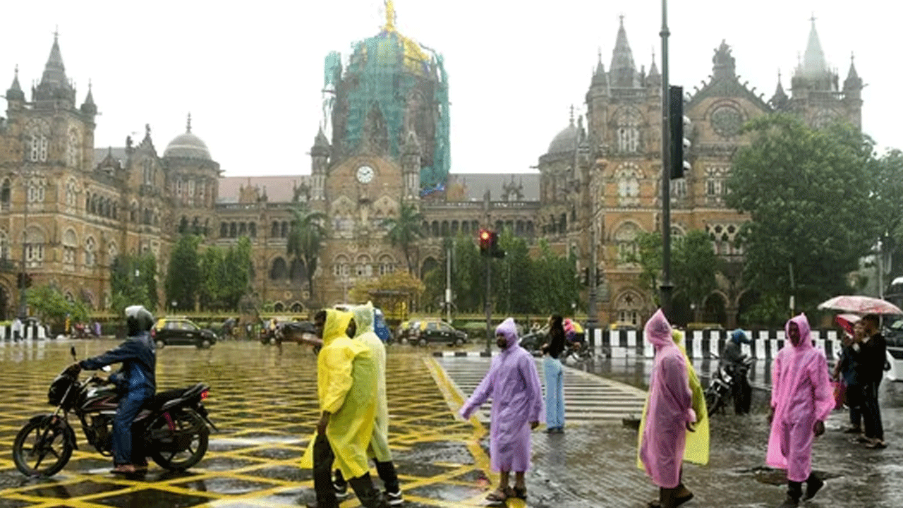 Mumbai Rains | అష్ట దిగ్బంధనంలో ముంబై.. వ‌రుస‌గా మూడు రోజుల నుంచి కురుస్తున్న భారీ వ‌ర్షాలు..!
