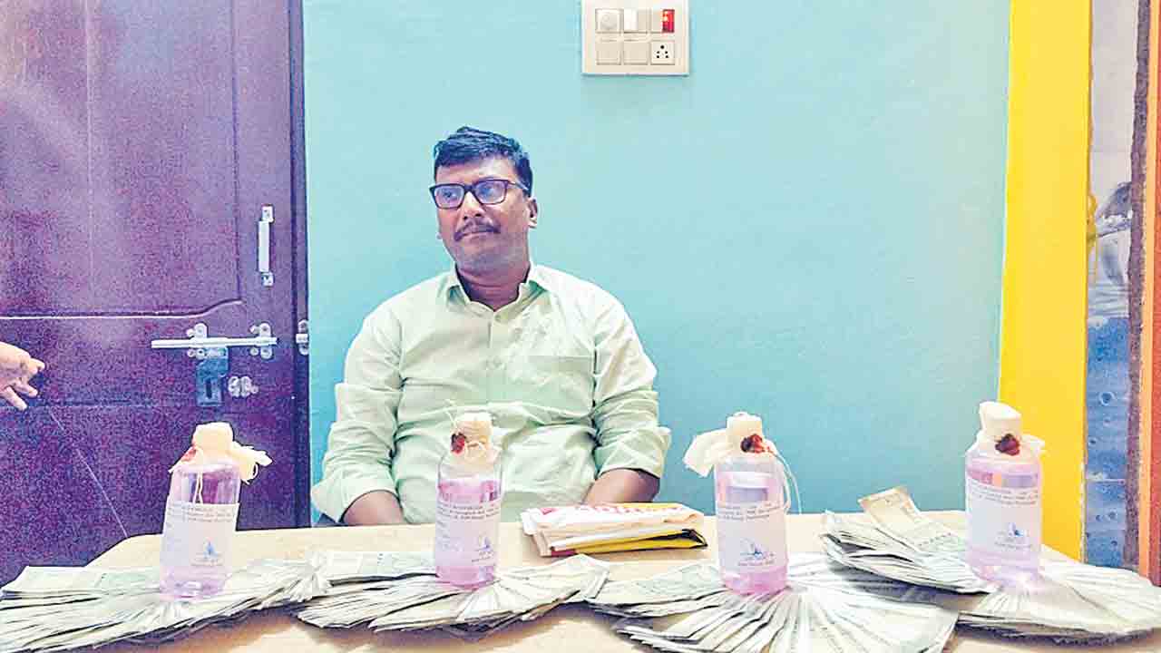 ఫైల్‌ ఫార్వర్డ్‌కు 2 లక్షల లంచం.. ఏసీబీకి పట్టుబడ్డ పెద్దపల్లి మున్సిపల్‌ ఏఈ