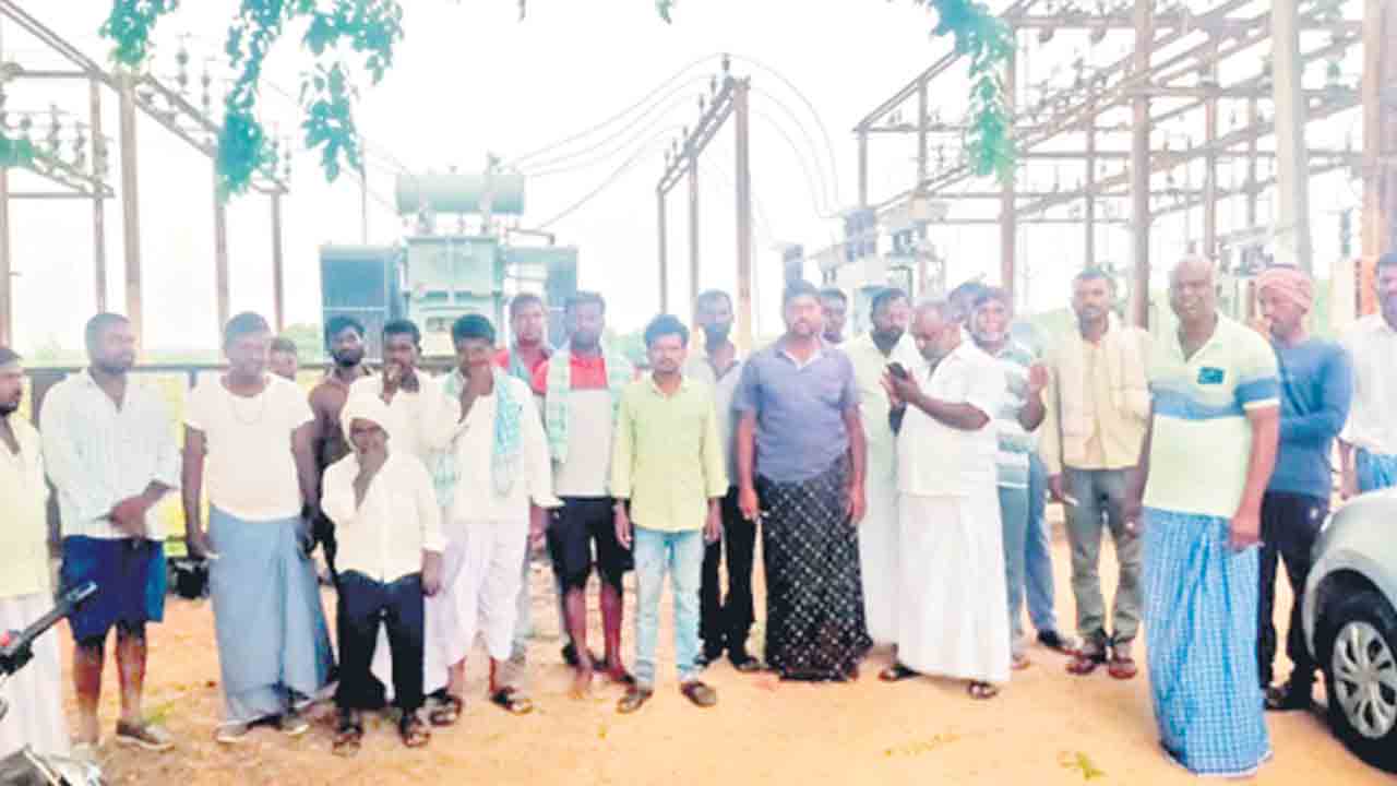 వేతన బకాయిలు చెల్లించాలని కార్మికుల ఆందోళన