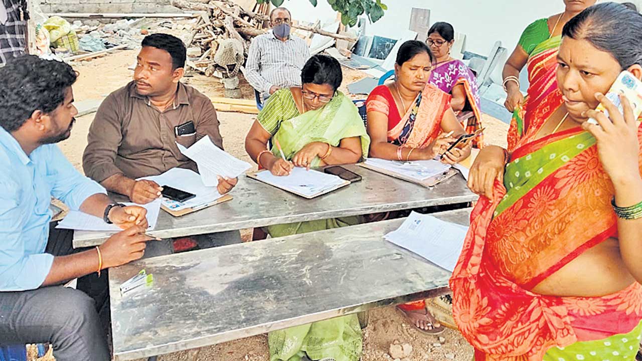 పాత లిస్టు దొరకదాయె.. సందేహాలు తీరవాయె