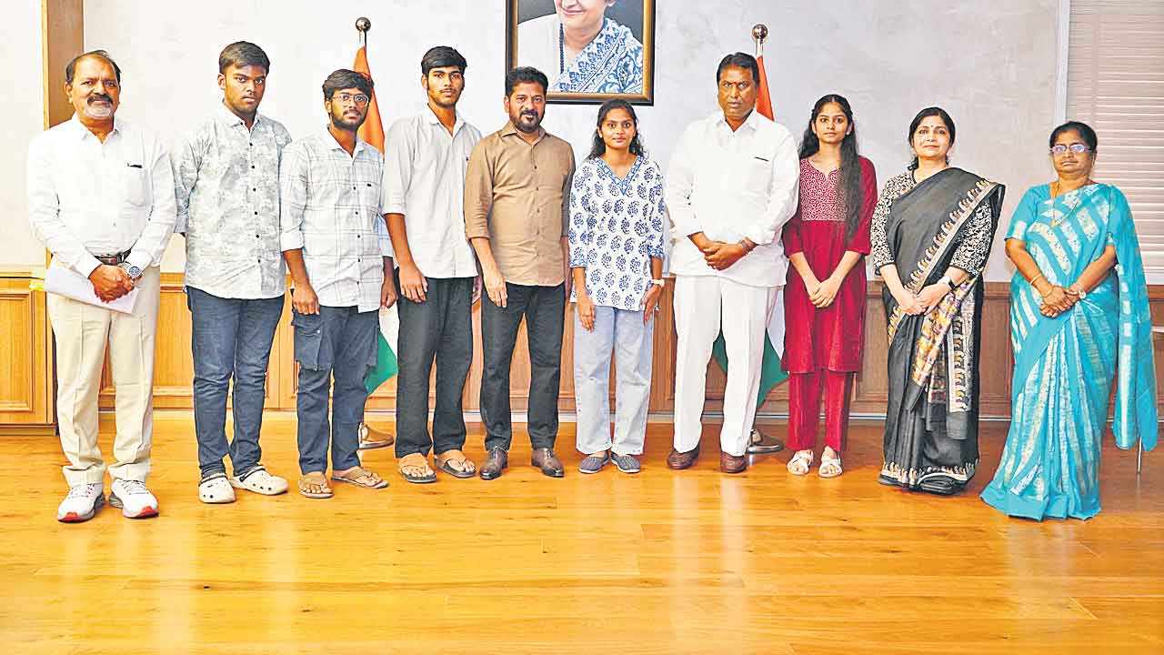 గురుకుల విద్యార్థులకు సీఎం అభినందన