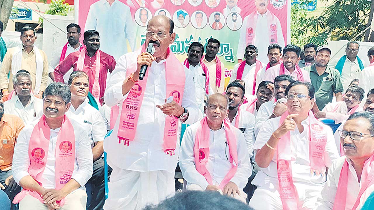 పోచారం.. రైతుల గోస కనిపిస్తలేదా?