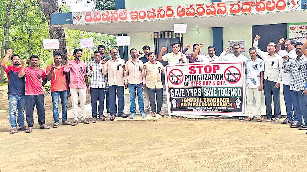 నల్లబ్యాడ్జీలతో విద్యుత్తు ఉద్యోగుల నిరసన