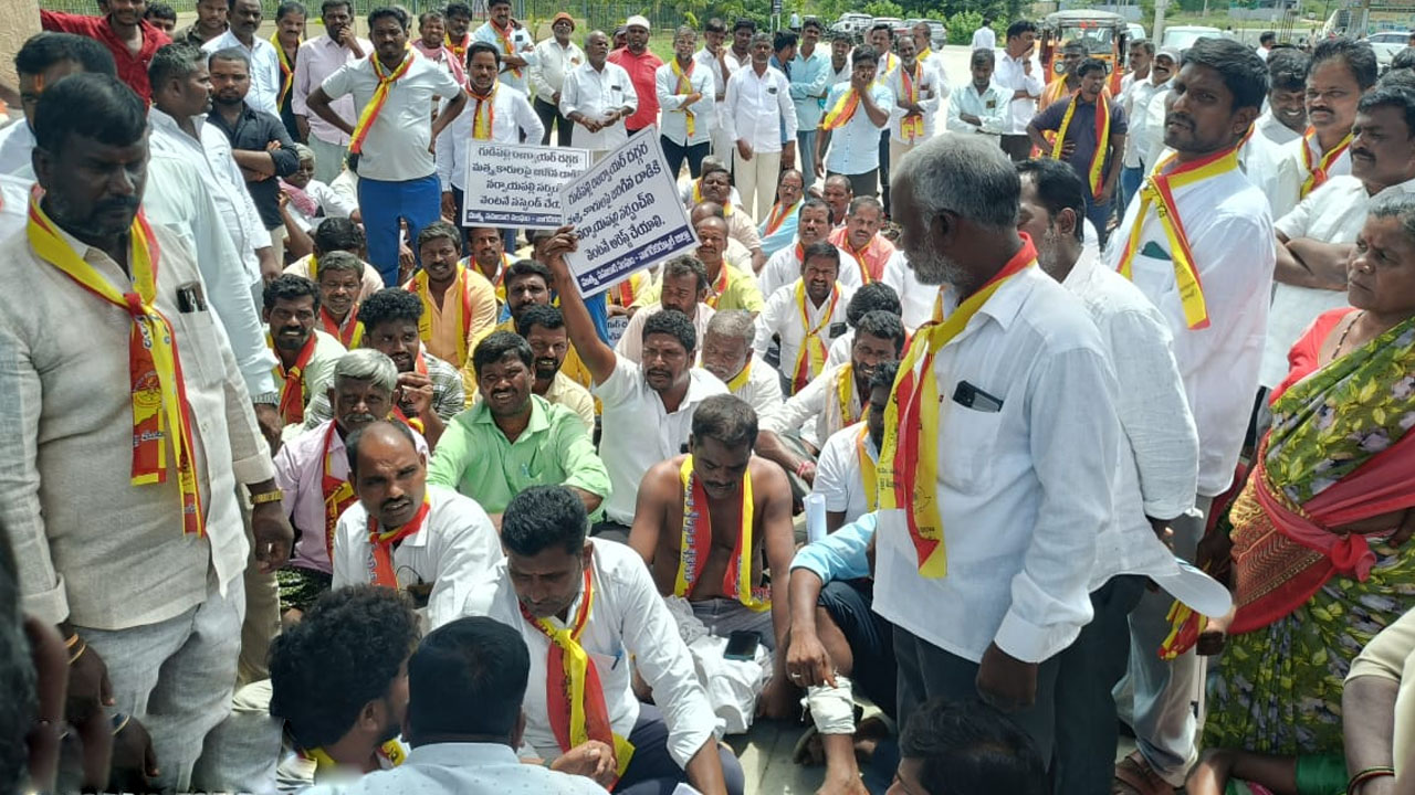 Nagarkurnool | సర్పంచ్‌ను అరెస్టు చేయాలని కలెక్టరేట్ ఎదుట మత్స్యకారుల ధర్నా