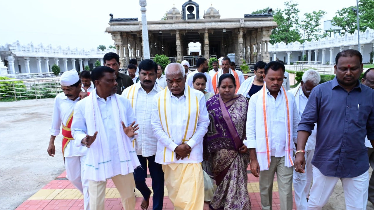 Nagoba Temple | నాగోబా దేవస్థానం ఆదివాసీల సంస్కృతి, సంప్రదాయాలకు నిదర్శనం : కమిషన్ చైర్మన్  బక్కి వెంకటయ్య