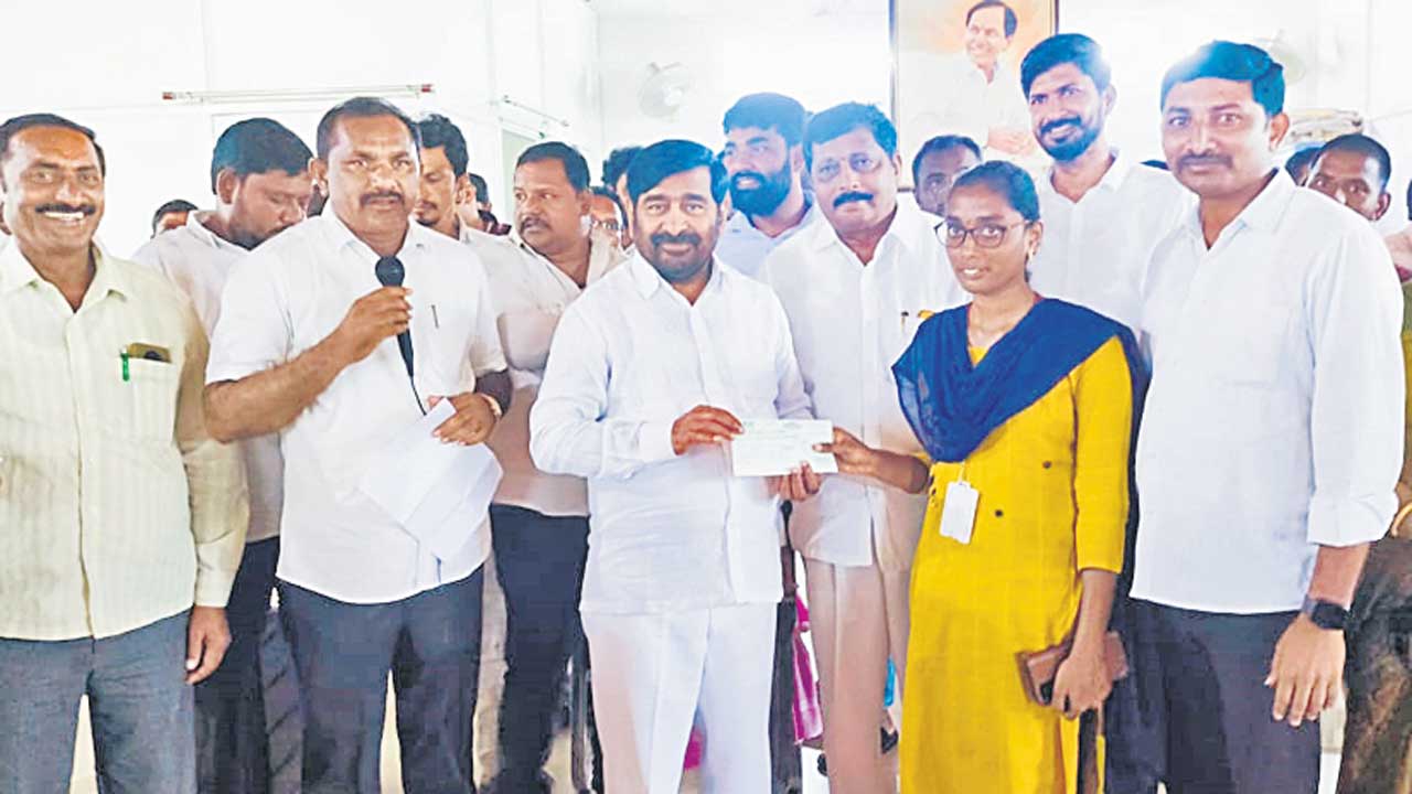 సీఎంఆర్‌ఎఫ్‌ చెక్కుల పంపిణీ