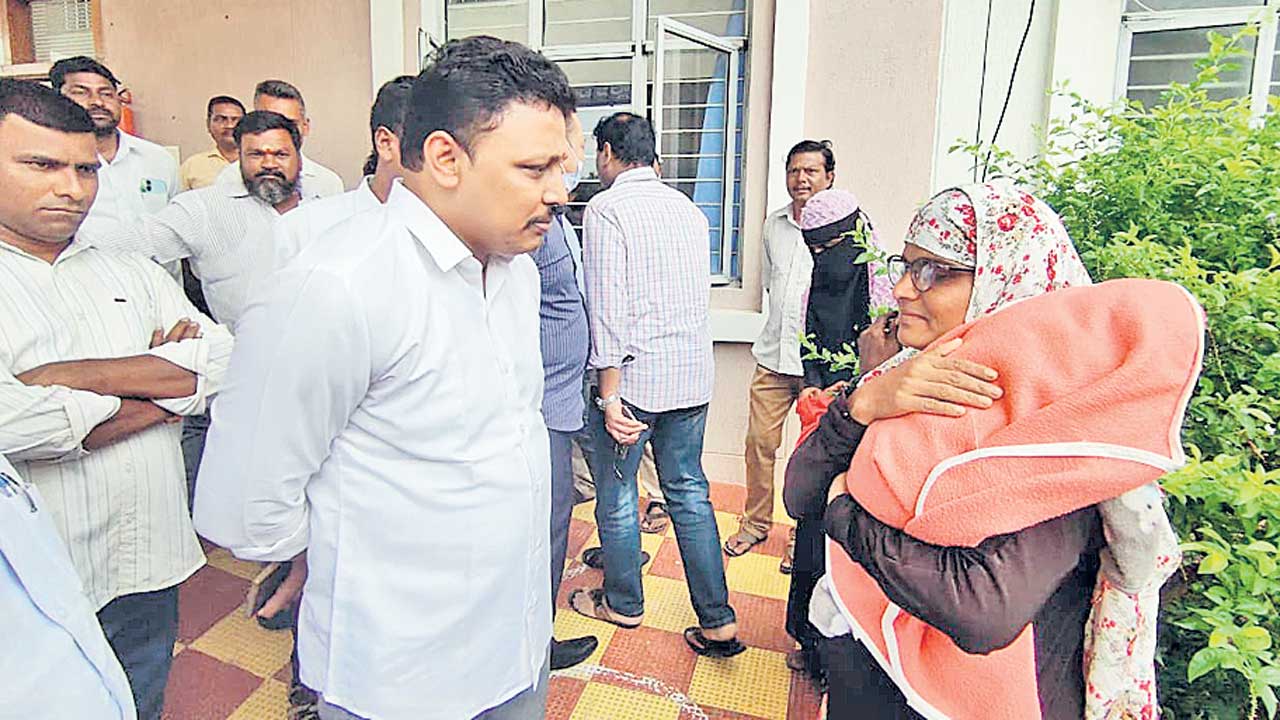 దవాఖానలో మందుల్లేవు.. రోగులను పట్టించుకుంట లేరు..