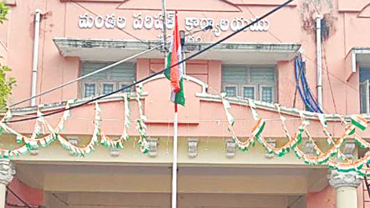 సమావేశాలు లేవు.. పాలకవర్గాలు అసలే లేవు