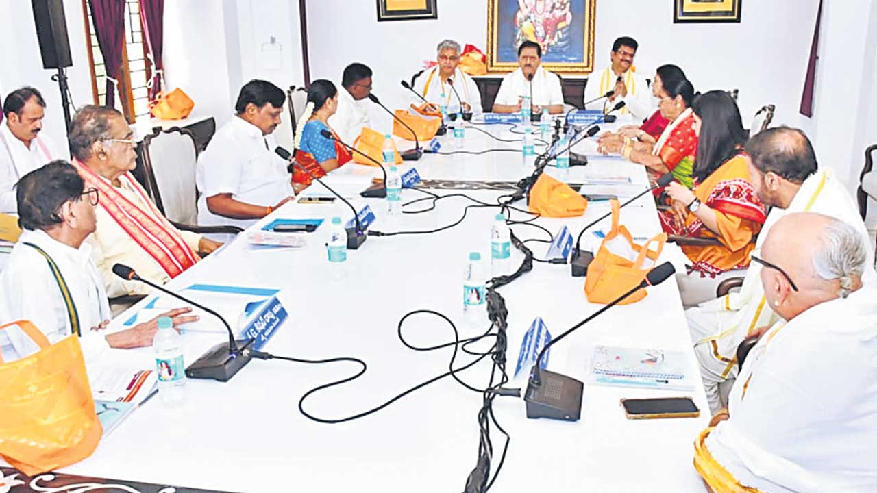 కొలువుదీరిన యాదగిరిగుట్ట ట్రస్టు బోర్డు