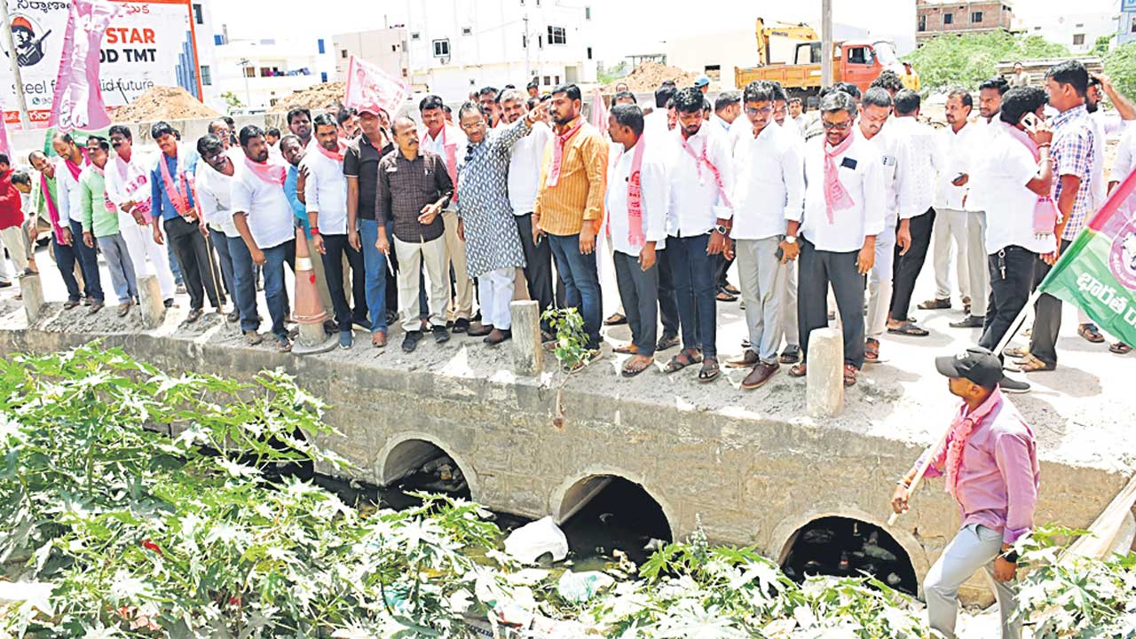 ఎమ్మెల్యే నిర్లక్ష్యం వల్లే రోడ్డు పనుల్లో జాప్యం