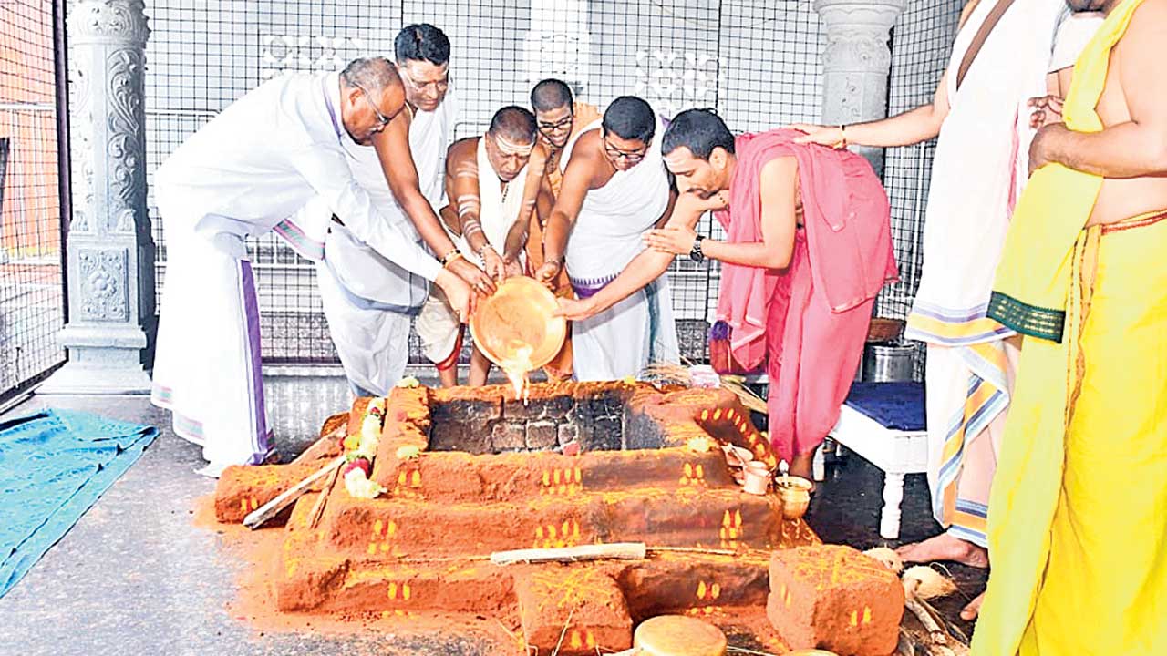 గుట్టలో వరుణ యాగం