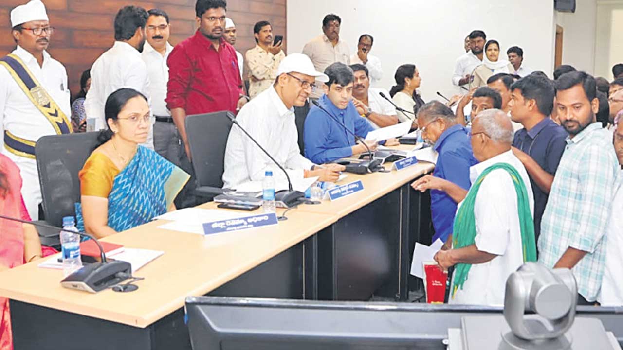 ప్రజావాణి దరఖాస్తులపై.. నిర్లక్ష్యం