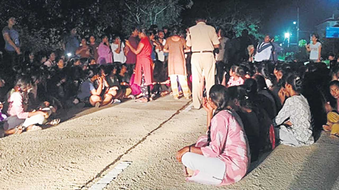 అర్ధరాత్రి ఎంజీయూ వీసీ గెస్ట్‌హౌస్‌ ముట్టడి!
