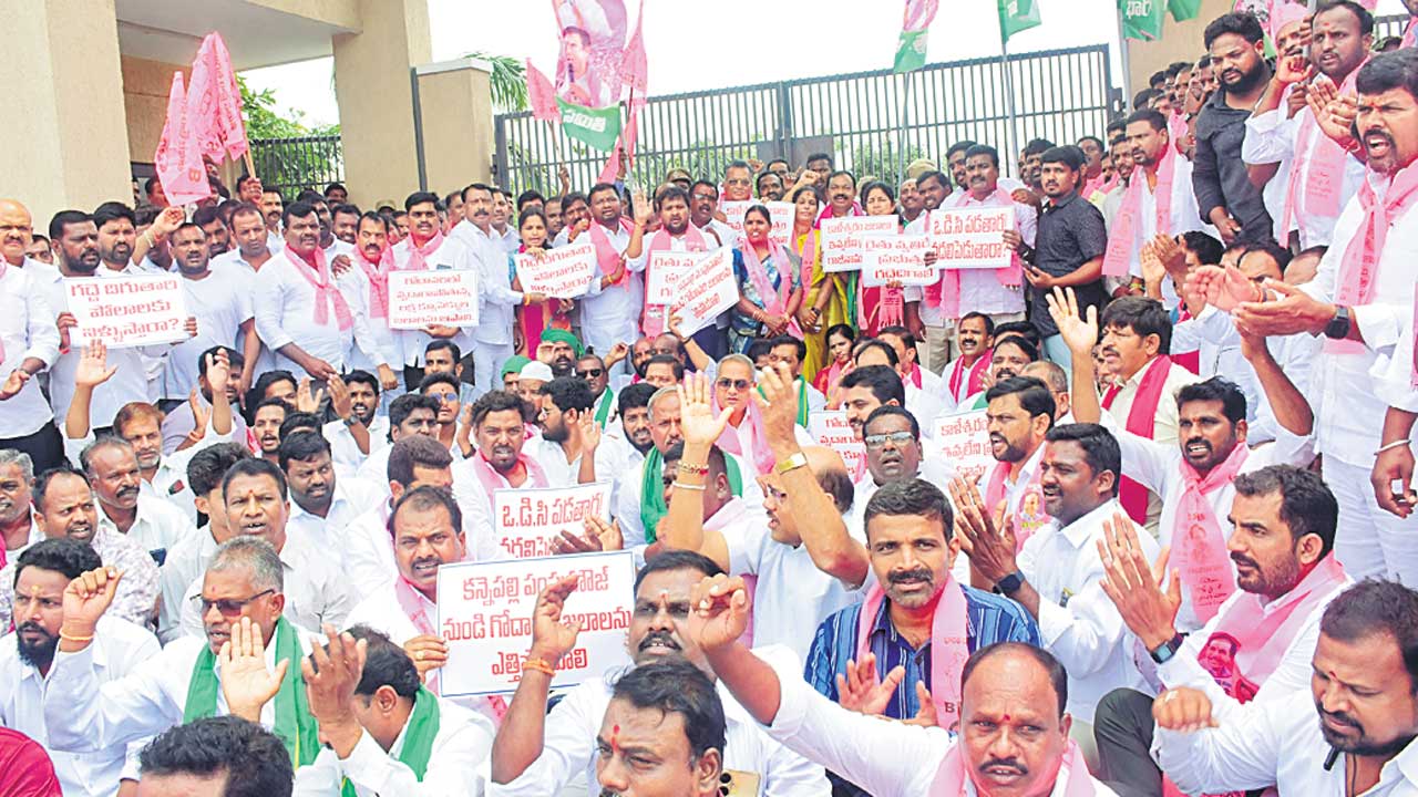 దద్దరిల్లిన మహాధర్నా