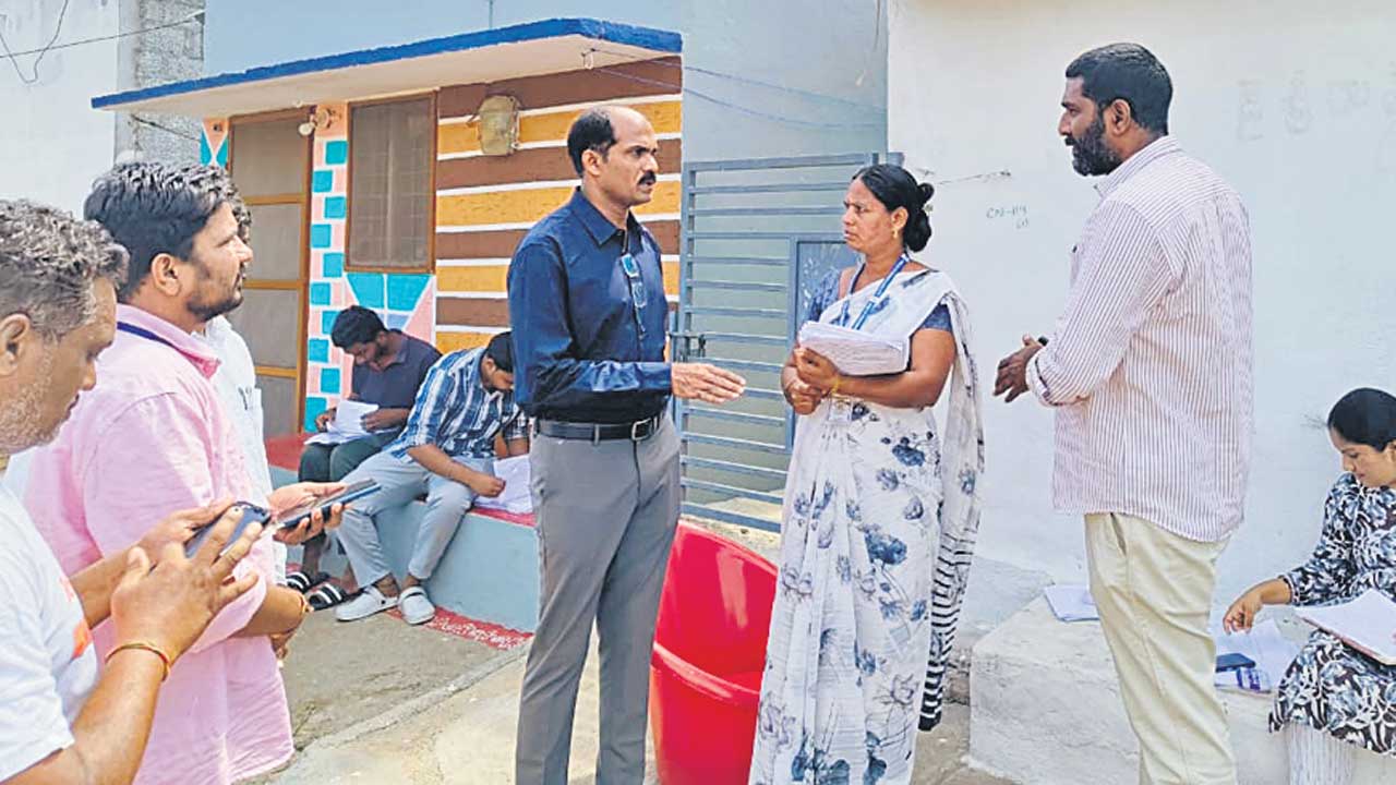 అవగాహన లేని బీఎల్‌వోలు.. ఆందోళనలో ఓటర్లు!