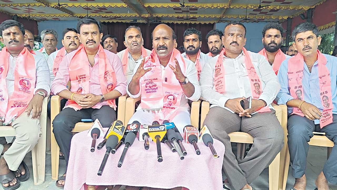 ఇందిరమ్మ చీరలతోనే.. మీటింగులకు రావాలా?