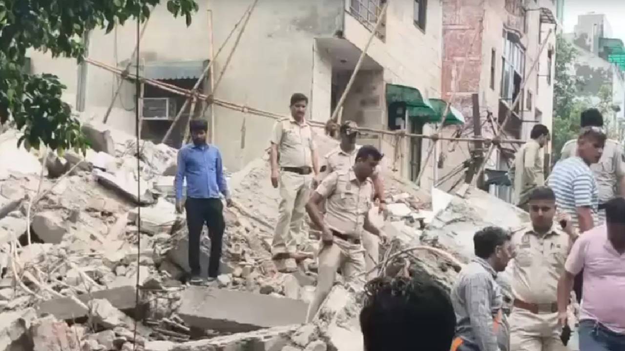 New Delhi | ఢిల్లీలో నిర్మాణంలో ఉన్న బిల్డింగ్ కూలి.. ఒకరు మృతి.. శిథిలాల కింద పలువురు