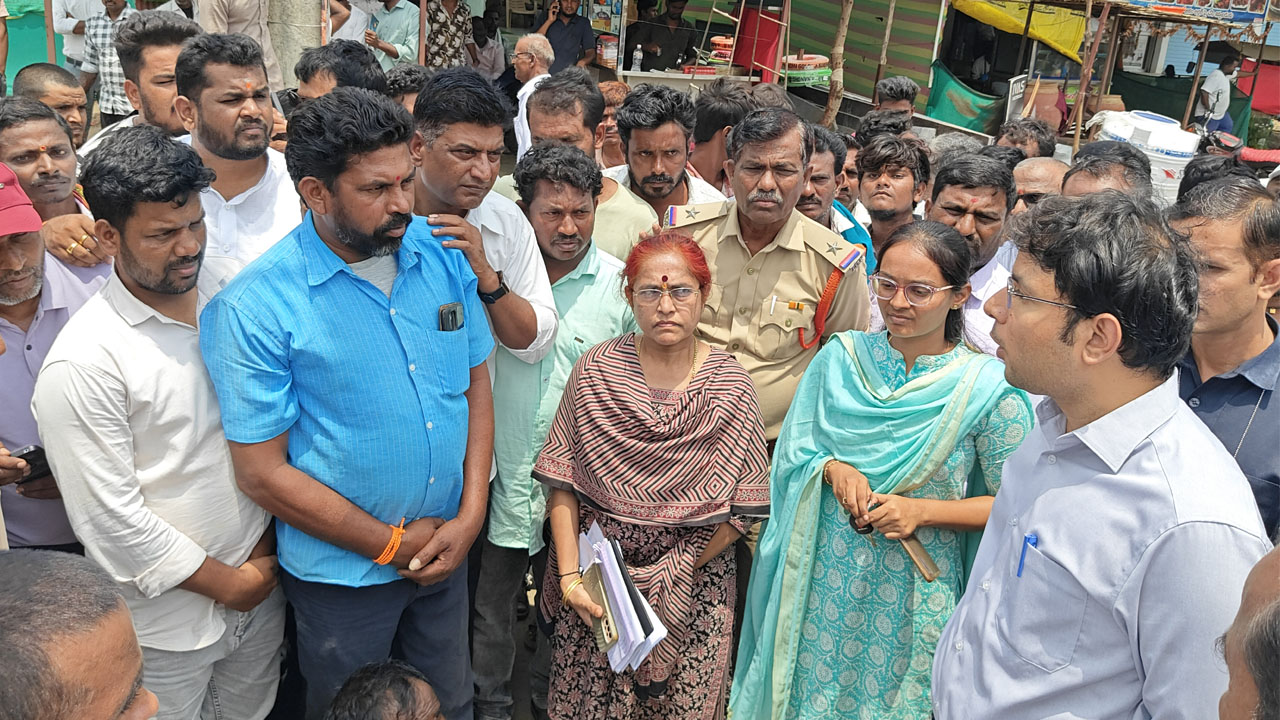 Soya farmers | నకిలీ విత్తనాలతో నష్టపోయామని కలెక్టర్‌ వాహనాన్నిఅడ్డుకున్న సోయా రైతులు