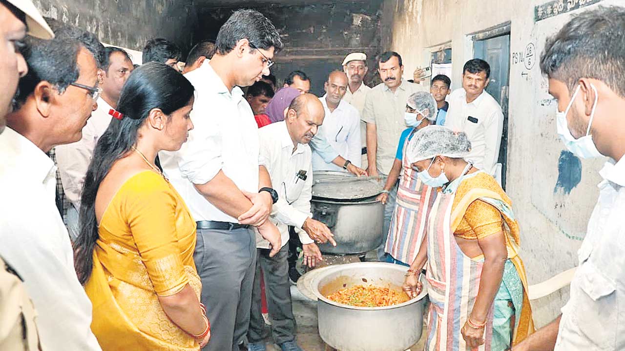 కామారెడ్డి కలెక్టర్‌ సుడిగాలి పర్యటన