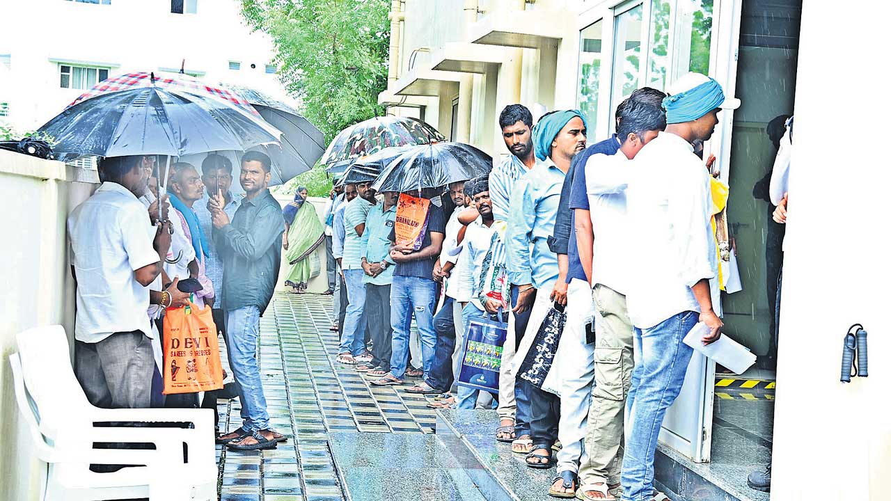 పసుపుబోర్డు ఎదుట పడిగాపులు