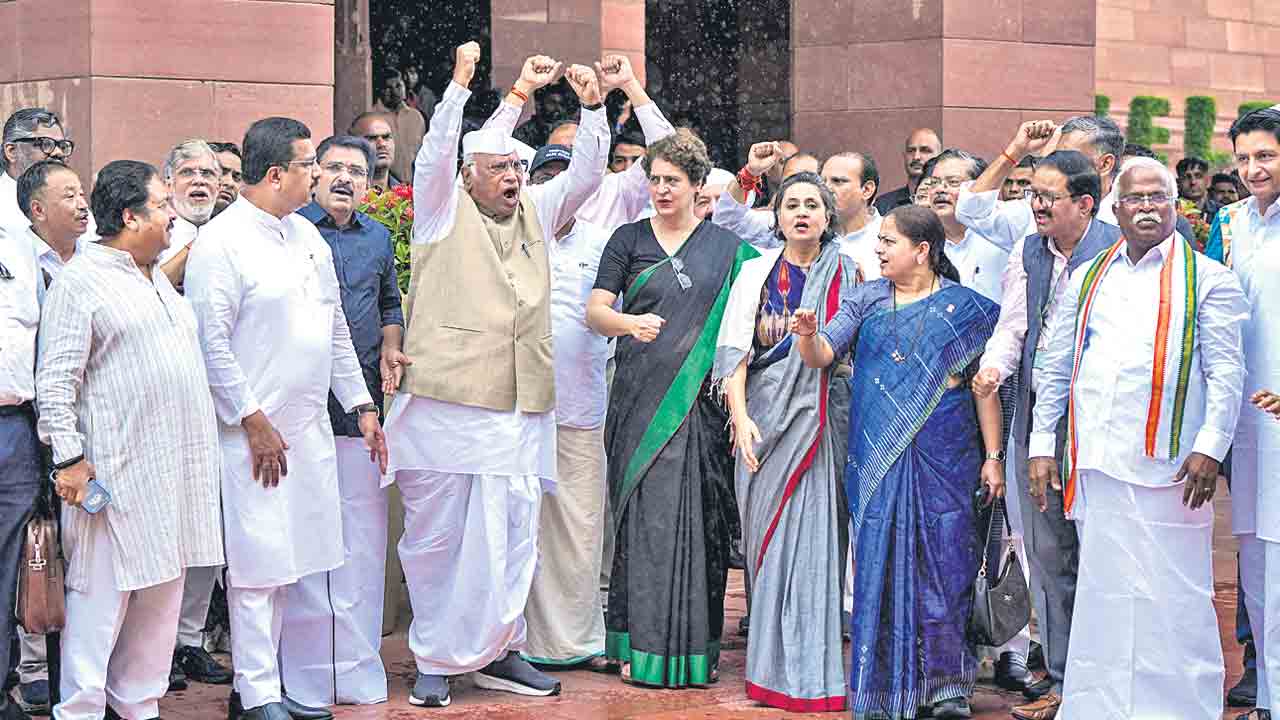 ప్రధాని క్షమాపణ చెప్పాల్సిందే.. పార్లమెంట్‌లో ప్రశ్నించేందుకు సిద్ధమవుతున్న ప్రతిపక్షాలు